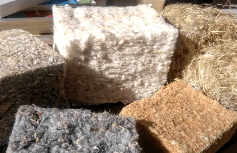 Échantillons d'isolants biosourcés : laine de bois, chanvre, ouate