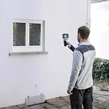Technicien avec caméra thermique Bosch inspectant une façade