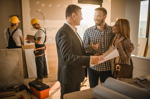 Accompagnateur Rénov' VERT AVENIR® présentant un projet de rénovation à un couple de propriétaires en Île-de-France