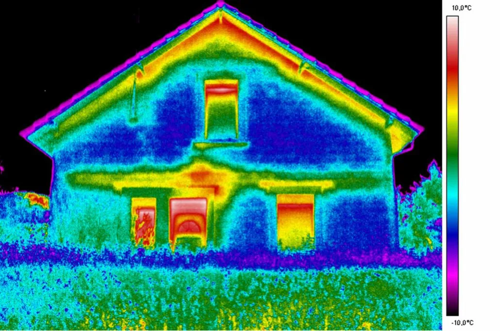 Thermographie infrarouge d'une maison — déperditions thermiques colorées