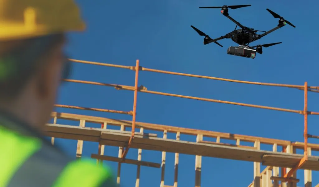 Drone d’acquisition au-dessus d’un bâtiment en chantier