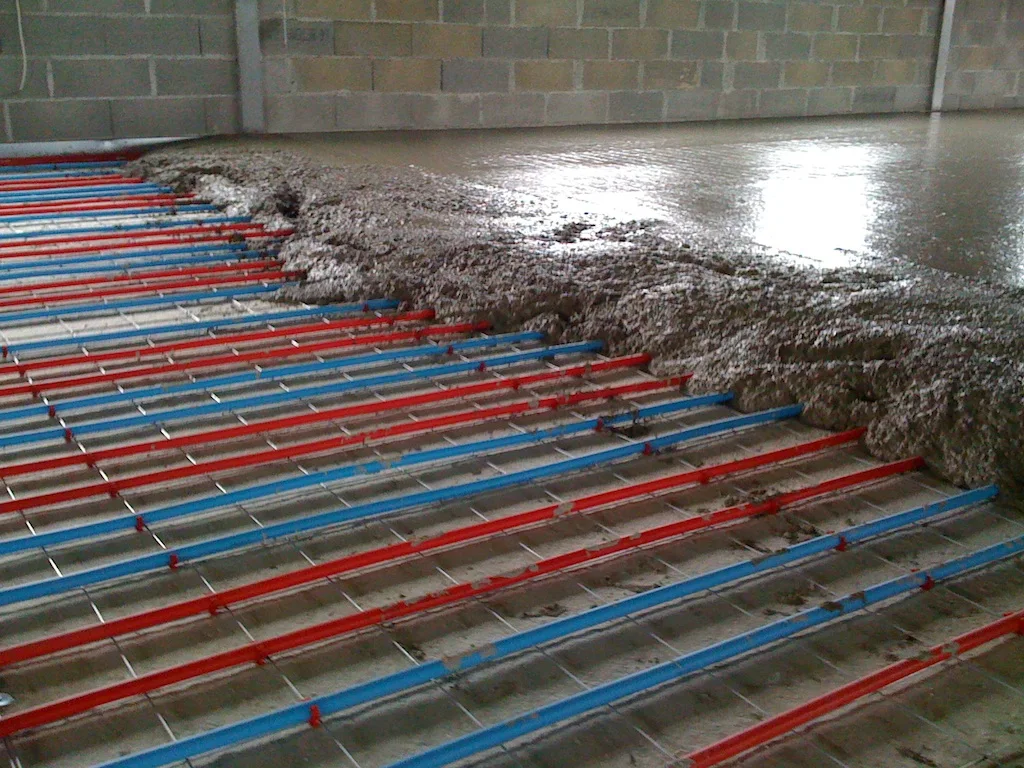 Mise en œuvre d’un plancher solaire avec ses circuits de chauffage